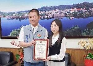 Read more about the article 復健科3年級蘇安予同學獲選第23屆「台新青少年菁英獎-奉獻獎」榮獲苗栗縣長鍾東錦特別接見苗栗學子鼓勵青年志工