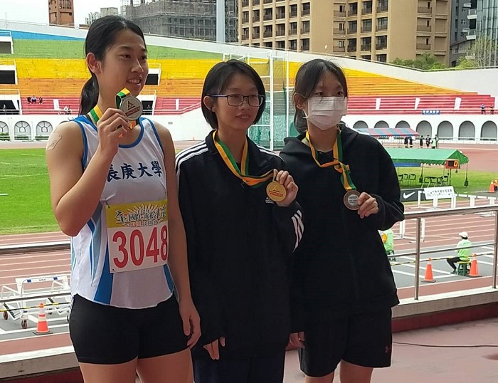 賀!復健科一年級嚴雅華同學榮獲112年全國大專田徑公開賽一般女子組擲標槍比賽第3名及復健科二年級蔡佳穎同學榮獲一般女子組三級跳遠比賽第六名圖片